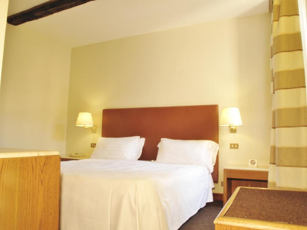 A bed or beds in a room at Hotel Albergo Santa Chiara