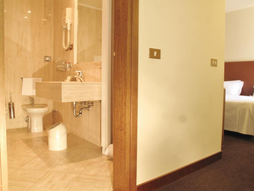 A bathroom at Hotel Albergo Santa Chiara