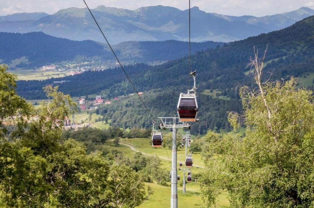 Nespecifikovaný výhled na hory nebo výhled na hory při pohledu z hotelu