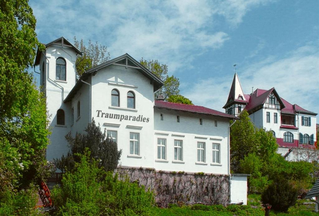 un edificio blanco con un cartel en el costado en Traumparadies, en Bad Sulza