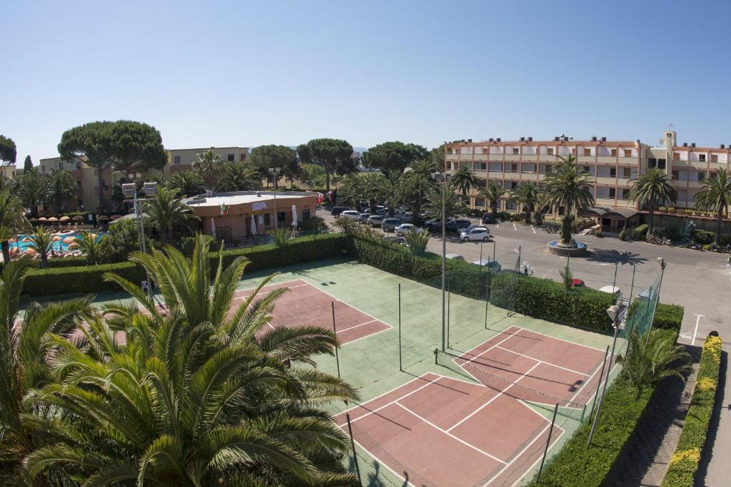 Tenis a/nebo squash v ubytování Hotel Oasis nebo okolí
