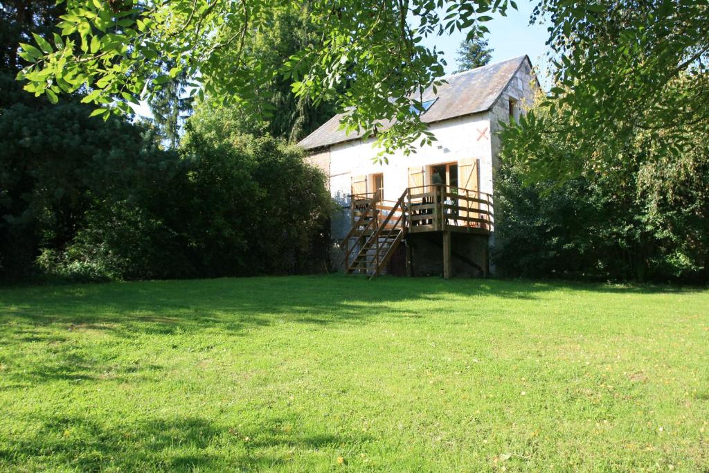una pequeña casa blanca en un campo de hierba en Le Nid de Bercé, en Jupilles
