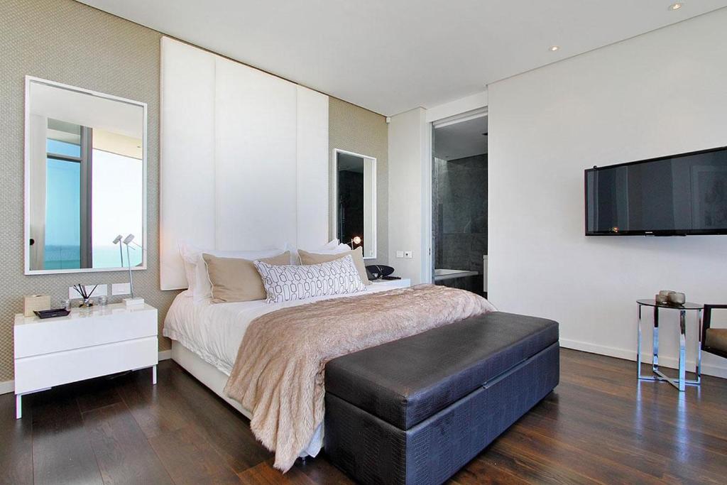 Een bed of bedden in een kamer bij ProFair Apartments - room agency