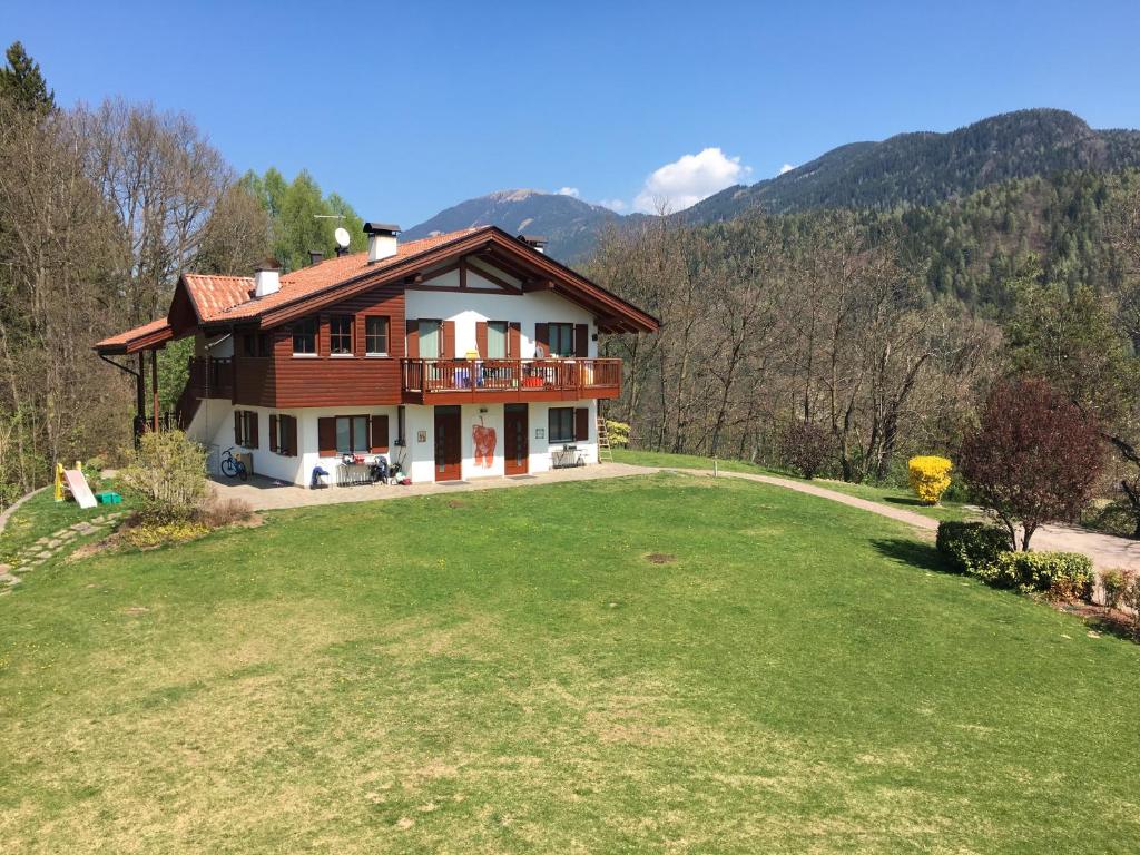 una casa en una colina con un gran patio en Green Valley Altopiano di Pinè, en Montagnaga