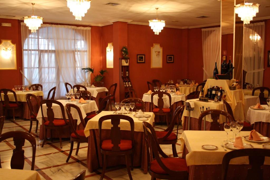 Reštaurácia alebo iné gastronomické zariadenie v ubytovaní Hotel Acosta Vetonia