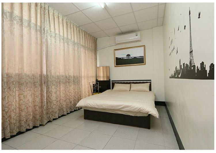 a bedroom with a bed in a room at Hsin Sheng Taitung in Taitung City
