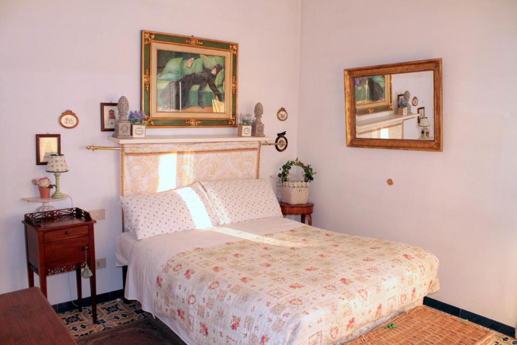 フィレンツェにあるBed and Breakfast Orsiniのベッドルーム1室(ベッド1台付)が備わります。壁に2枚の写真が飾られています。