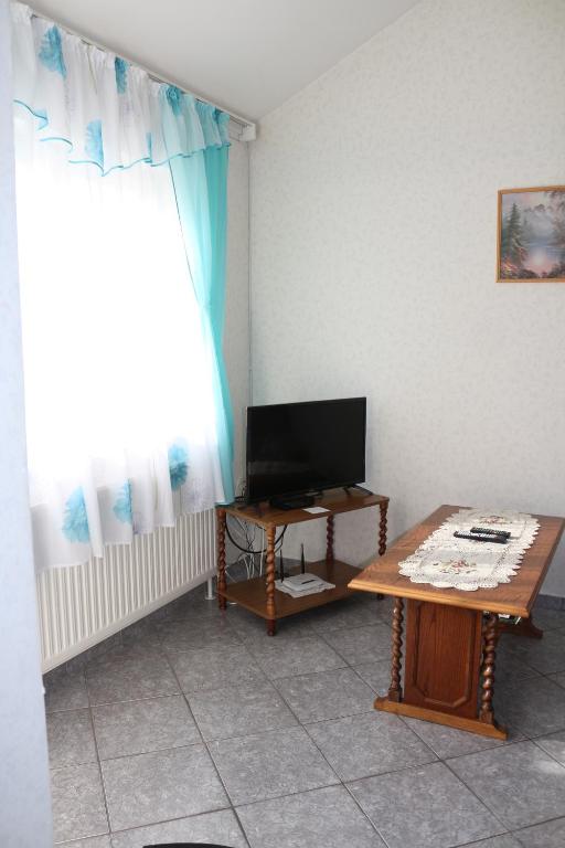 TV a/nebo společenská místnost v ubytování Altan Apartments