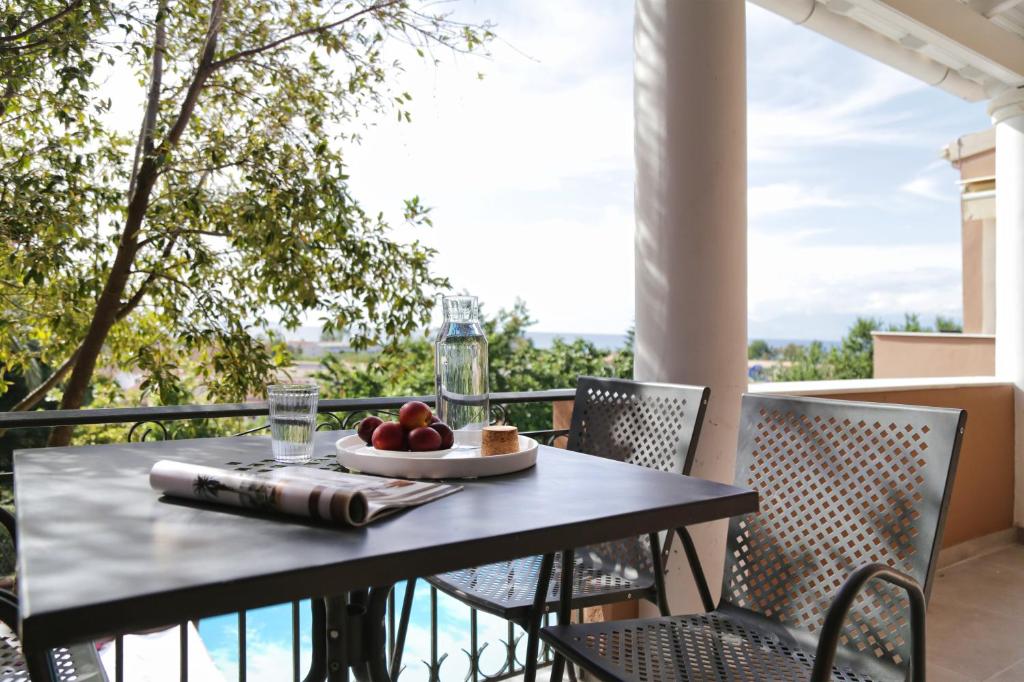 Bazén v ubytování Lena Mare Boutique Hotel nebo v jeho okolí