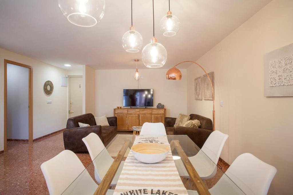 バレンシアにあるJardines del Turia - Espacioso apartamentoのリビングルーム(テーブル、椅子、ソファ付)