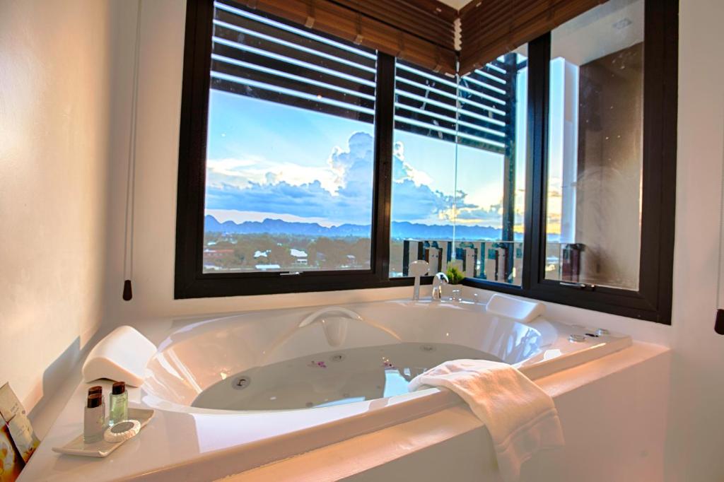 Natee The Riverfront Hotel Kanchanaburi - 18