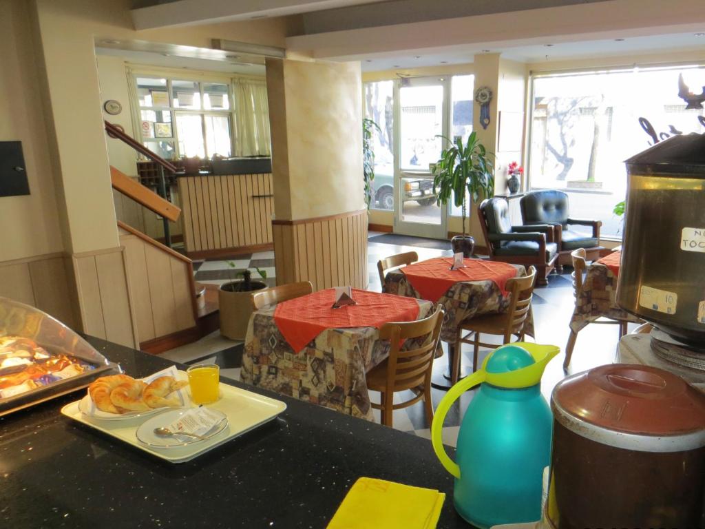 restauracja ze stołem z talerzem jedzenia w obiekcie Hotel Condor w BuenosAires