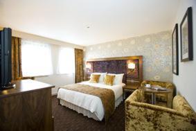 Un pat sau paturi într-o cameră la Buchan Braes Hotel