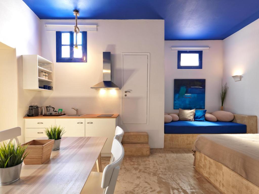 1 dormitorio con techo azul y 1 cama en Psathi Blue Beta en Kímolos