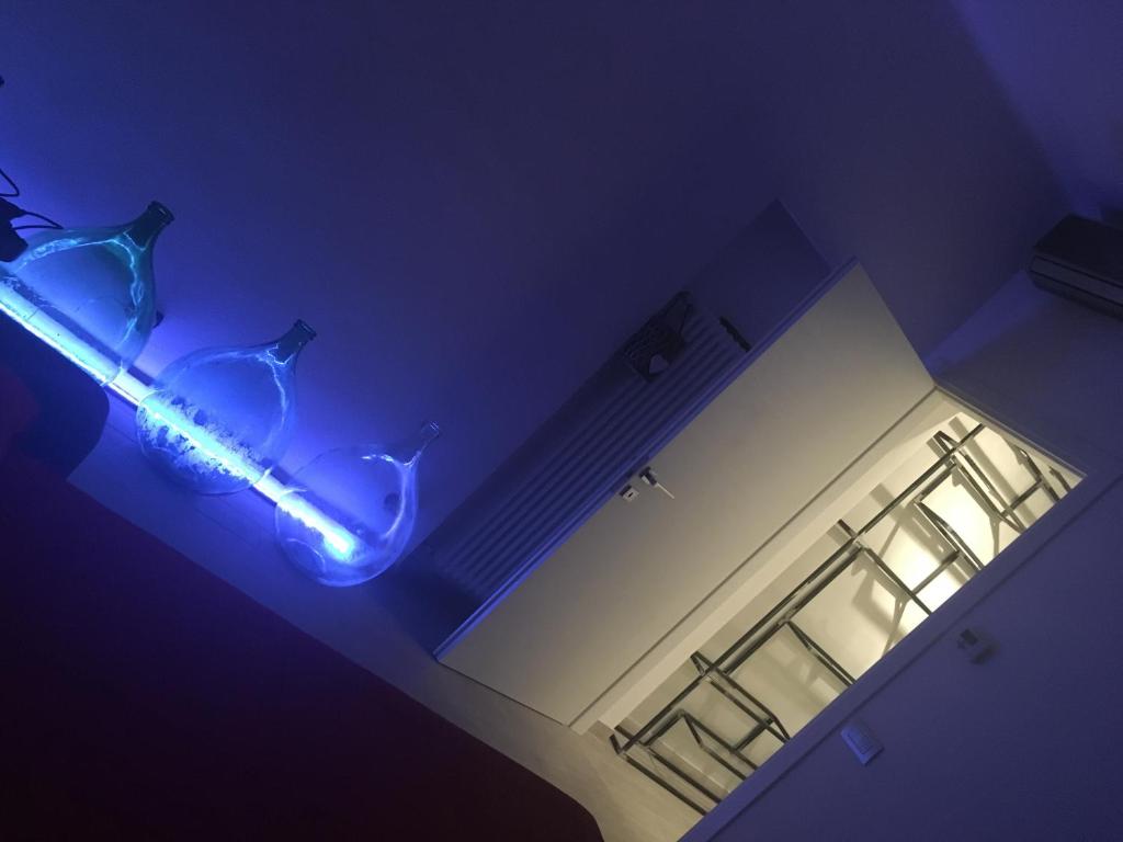 una stanza con una moto illuminata di blu esposta di Francesca house a Erba