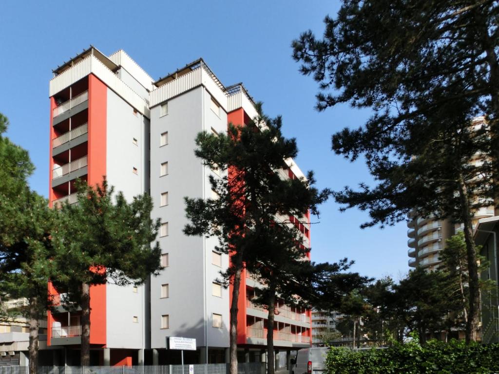 リニャーノ・サッビアドーロにあるAlidecoの白赤の建物