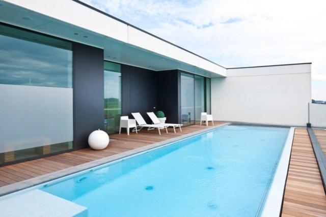 une maison avec une piscine sur un balcon dans l'établissement Blue Woods Hotel - Deerlijk, à Deerlijk