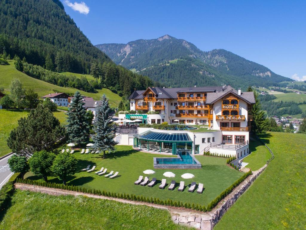 eine Luftansicht eines Hotels in den Bergen in der Unterkunft Alpin & Vital Hotel La Perla in St. Ulrich in Gröden