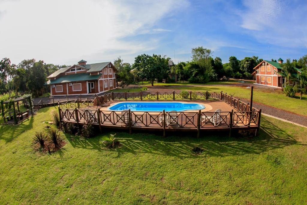 una vista aérea de una casa con piscina en El Manantial de Iguazu en Puerto Iguazú