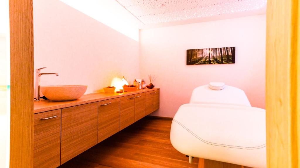 Postel nebo postele na pokoji v ubytování Romantik Hotel Rindenmühle