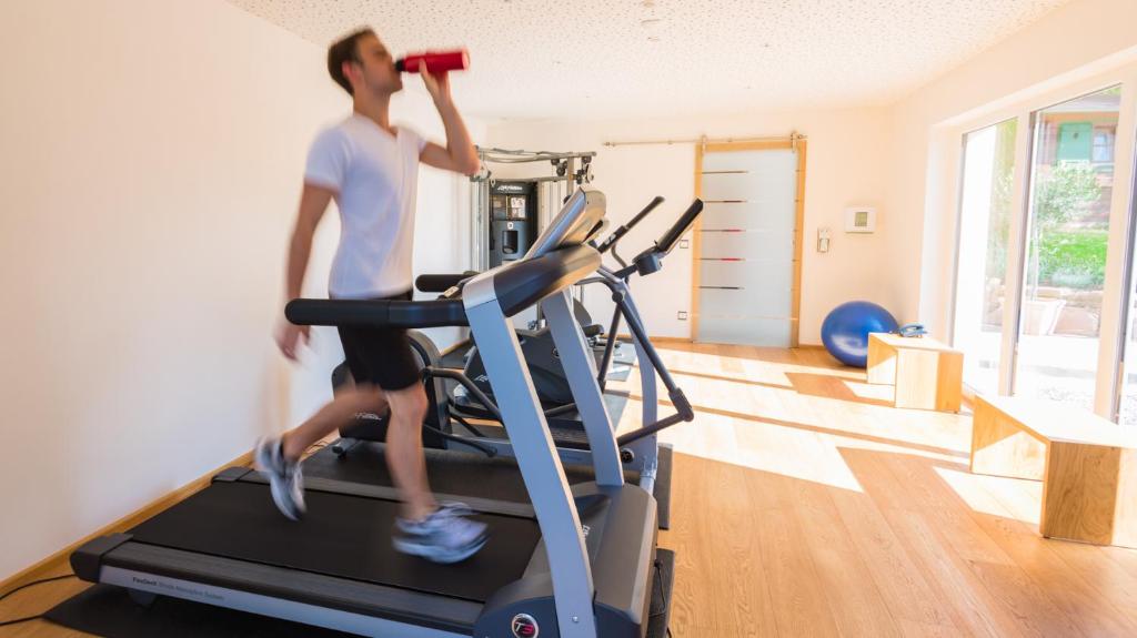 Fitness centrum a/nebo fitness zařízení v ubytování Romantik Hotel Rindenmühle