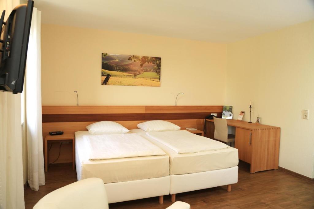 Postel nebo postele na pokoji v ubytování Landidyll Hotel Klostermühle