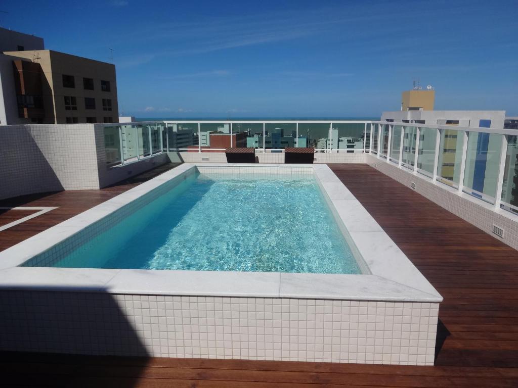 - une piscine sur le balcon d'un bâtiment dans l'établissement Maravilhoso apartamento em João Pessoa, à João Pessoa