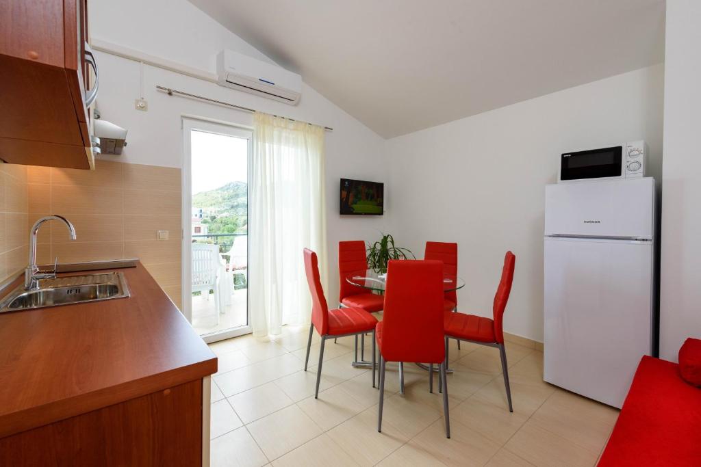 Kuchyňa alebo kuchynka v ubytovaní Apartmani Beran