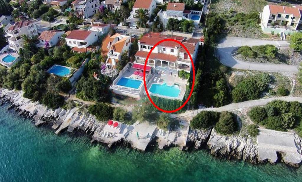 una vista aérea de una casa con piscina en Apartments Villa Marija, en Seget Vranjica