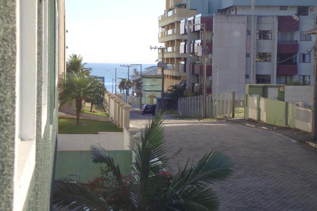 una calle vacía en una ciudad con un edificio en Resid. Estrela do Mar III, en Bombinhas