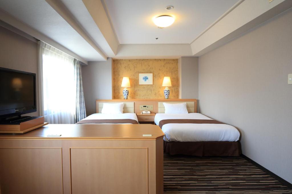 TV a/nebo společenská místnost v ubytování Smile Hotel Tokushima