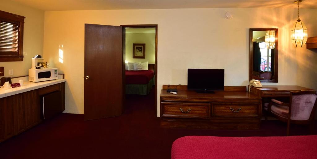 Kuchyň nebo kuchyňský kout v ubytování Sequim West Inn