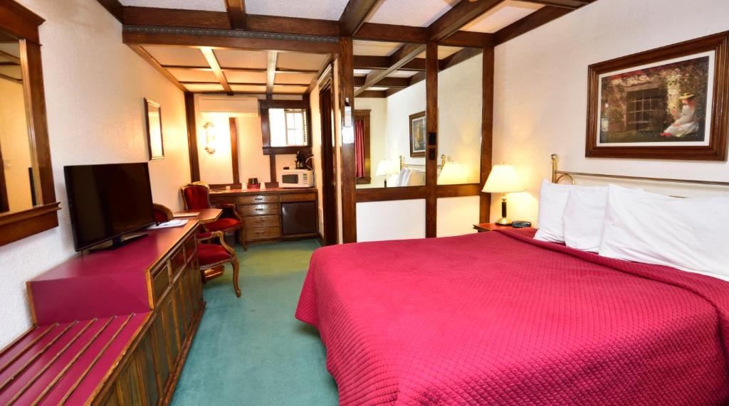 A bed or beds in a room at Sequim West Inn