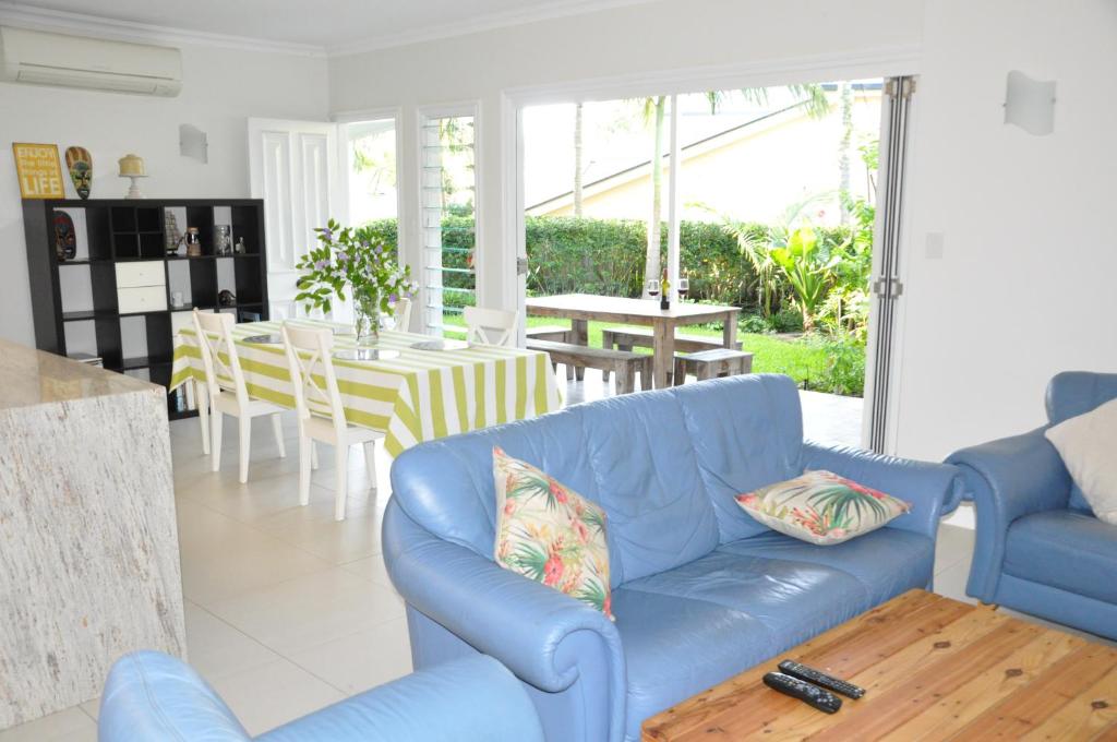 A seating area at MODERN 3 BEDROOM APARTMENT IN TRADITIONAL QUEENSLANDER , PATIO, LEAFY YARD, POOL