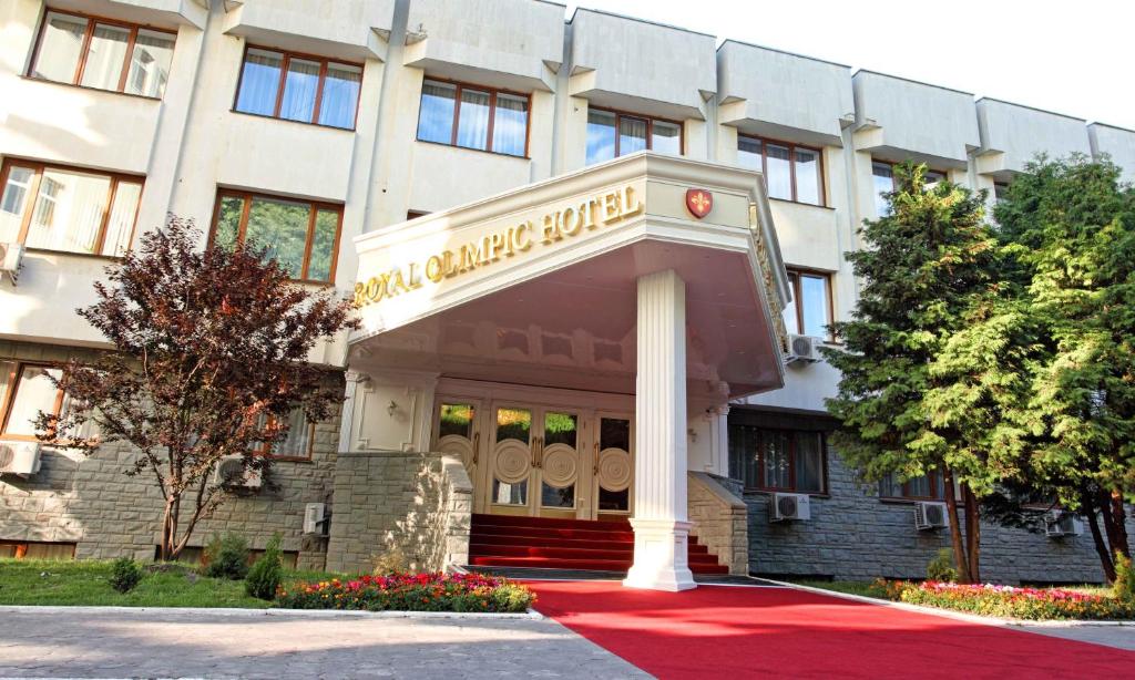 ein Gebäude mit einem Schild, das Krebskrankenhaus liest in der Unterkunft Royal Olympic Hotel in Kiew