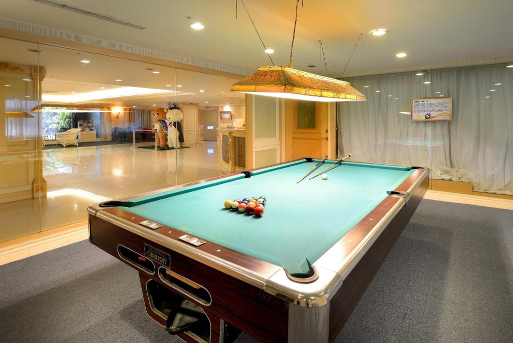 Biliár nebo kulečník v ubytování Le Midi Hotel Chitou