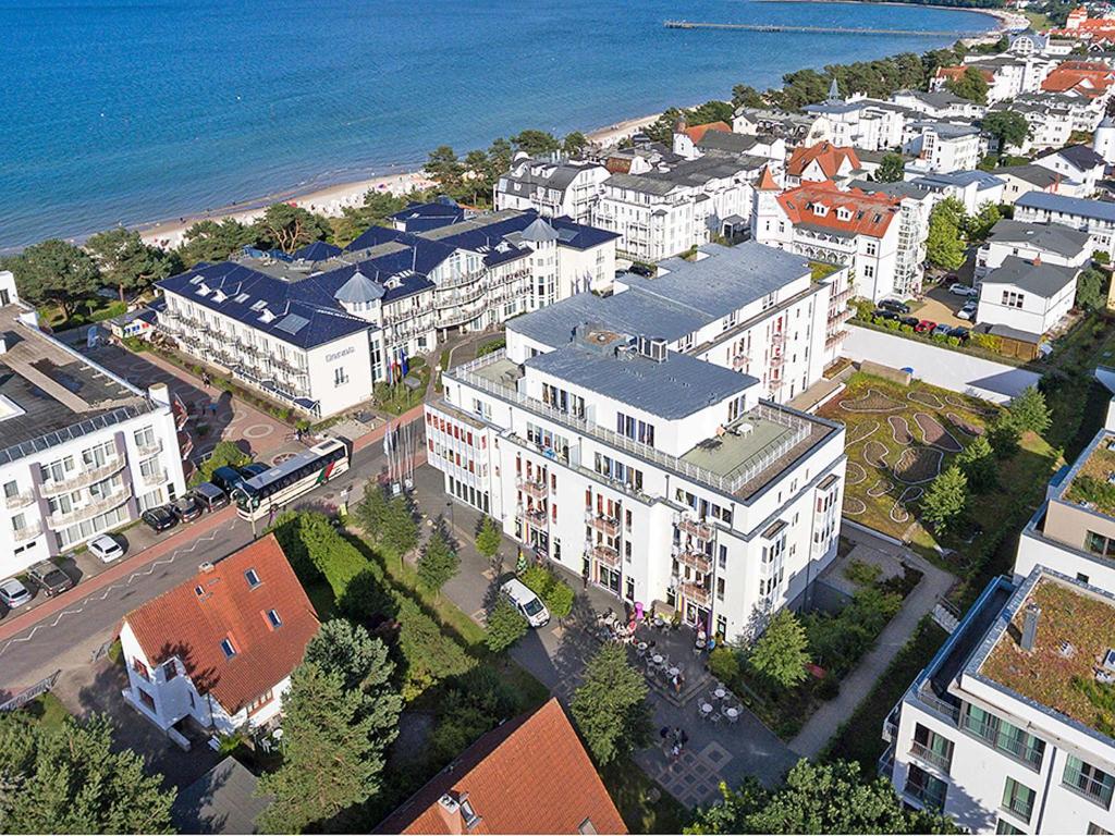 eine Luftansicht einer Stadt mit Gebäuden und dem Meer in der Unterkunft Residenz "bel-vital" Binz - WG21 mit Balkon und seitlichem Meerblick in Binz