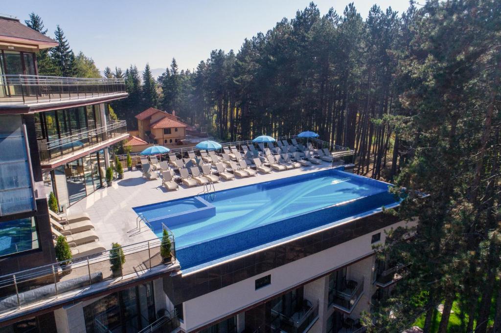 Bazén v ubytování SPA Hotel Infinity Park Velingrad nebo v jeho okolí
