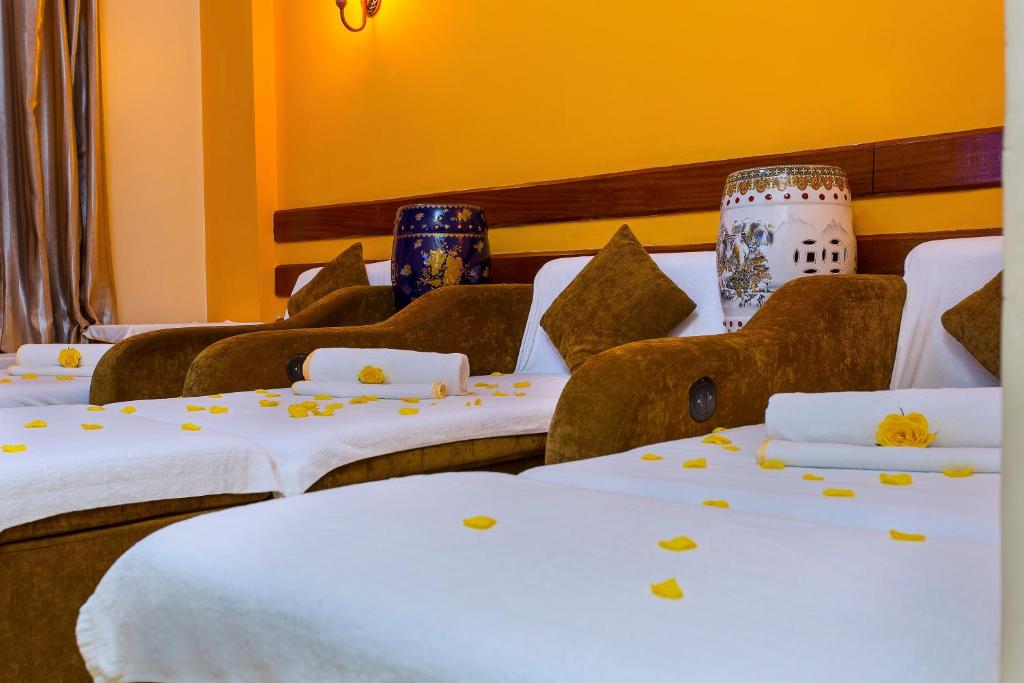 Postel nebo postele na pokoji v ubytování Eastland Hotel