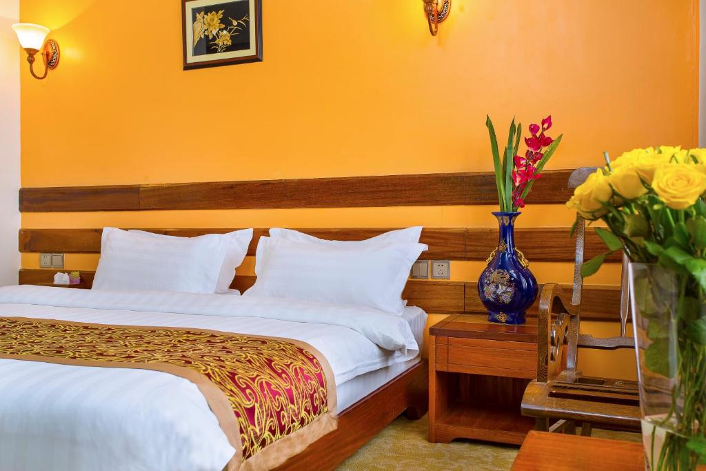Postel nebo postele na pokoji v ubytování Eastland Hotel