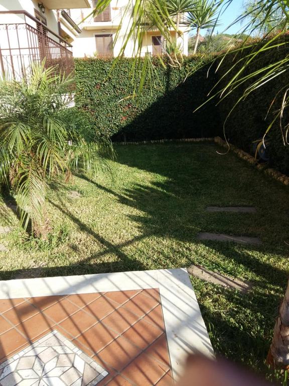 A garden outside B&B Lavinaio