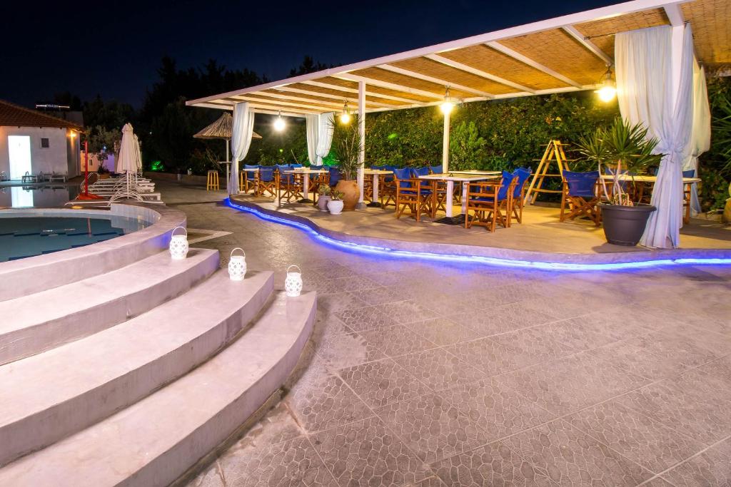 Bazén v ubytovaní Tinas Plus Hotel alebo v jeho blízkosti