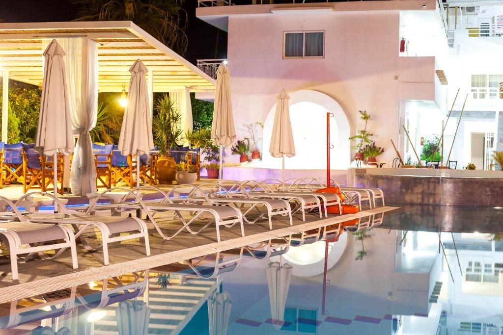 Bazén v ubytovaní Tinas Plus Hotel alebo v jeho blízkosti