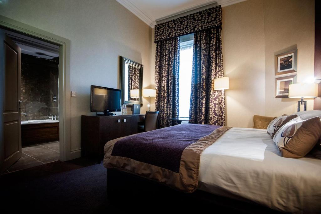 Postel nebo postele na pokoji v ubytování Seamill Hydro Hotel