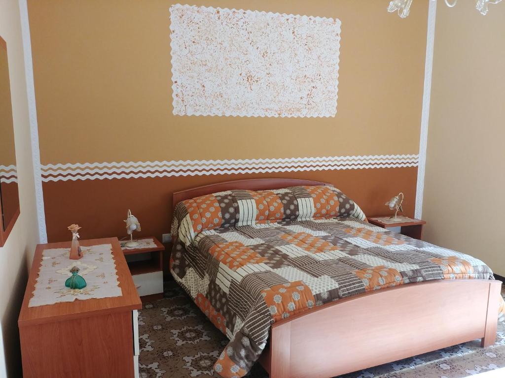 1 dormitorio con 1 cama y 1 mesa en Il Sole nel Cilento en Santa Maria di Castellabate