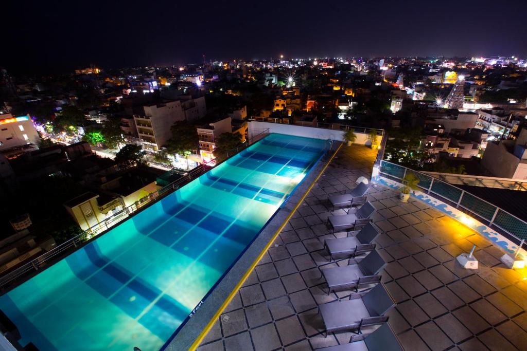 Bazén v ubytování Hotel Atithi nebo v jeho okolí