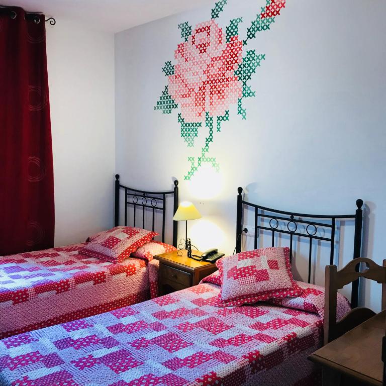 Łóżko lub łóżka w pokoju w obiekcie Hotel Las Rosas