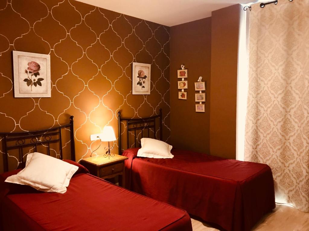 Łóżko lub łóżka w pokoju w obiekcie Hotel Las Rosas