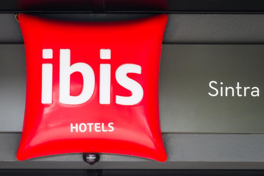 a red sign with the words hbos on a wall at Hotel Ibis Lisboa Sintra in Sintra