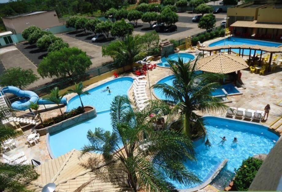 an overhead view of a pool at a resort at 504-AP-com bebidas liberadas no parque aquatico e internet banda larga in Caldas Novas